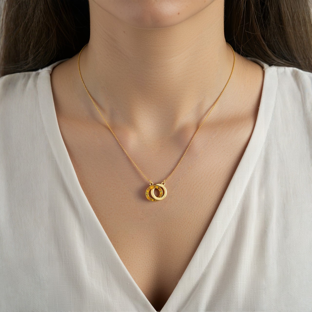 Elegant Gold Interlocking Circle Pendant Necklace | Safa Glame - Image 2